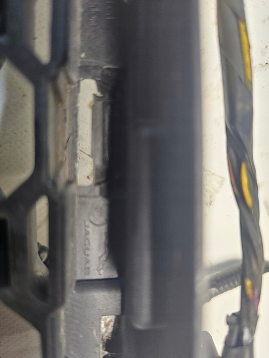 фото №11, Решётка бампера средняя jaguar f-pace x761 2019- org