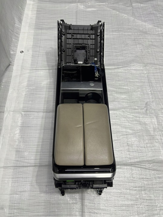 фото №4, Підлокітник land rover velar l560