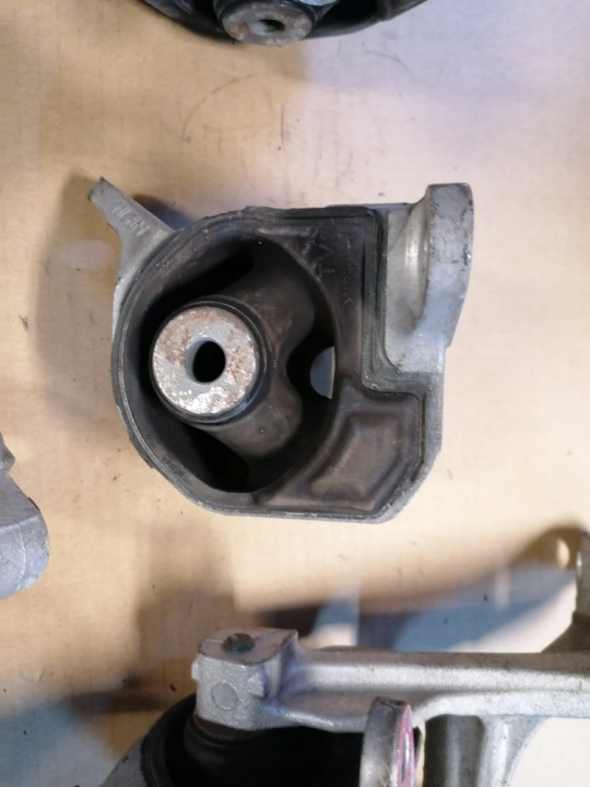 фото №10, Honda civic ix 2.2 12-15r кронштейн подушка двигуна