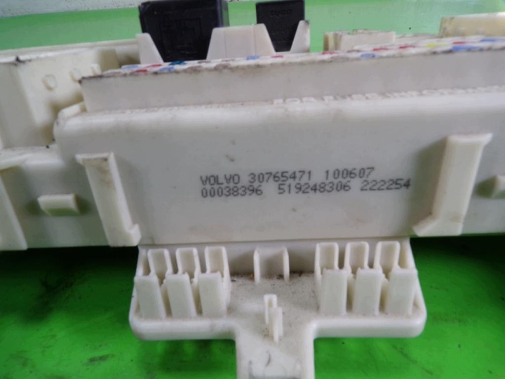 фото №5, Volvo v50 коробка предохранителей 30765471