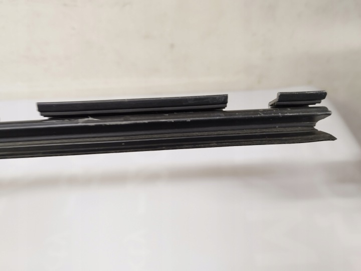 фото №6, Vw golf iv ущільнювач скла ліві перед 1j4837471b
