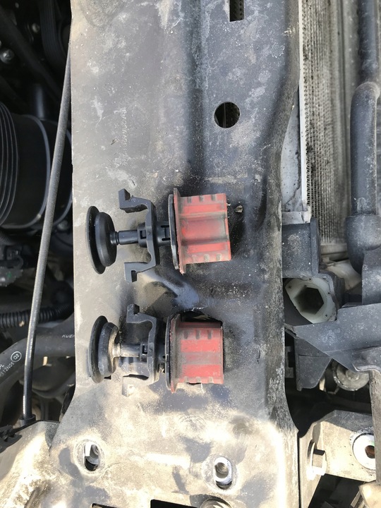 фото №3, Mercedes e класс w211 крепление верхний радиатор штифт подушка