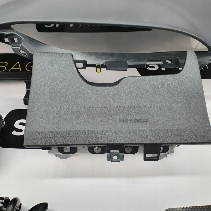 фото №7, Yaris iii 3 рестайлинг панель консоль подушки ремни подушка безопасности 2015 - 2020