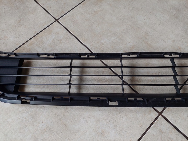 фото №3, Решётка бампера - средняя - toyota avensis t27 - рестайлинг