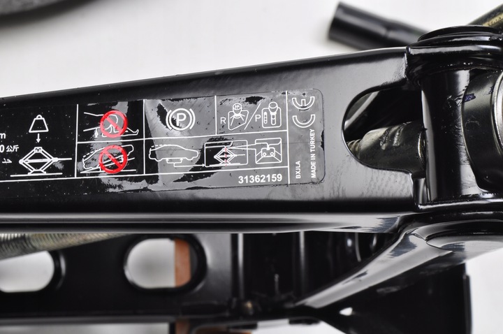 фото №7, Volvo v40 ii набор домкрат подъемник ключ ушко 31381882 31381637 31362159