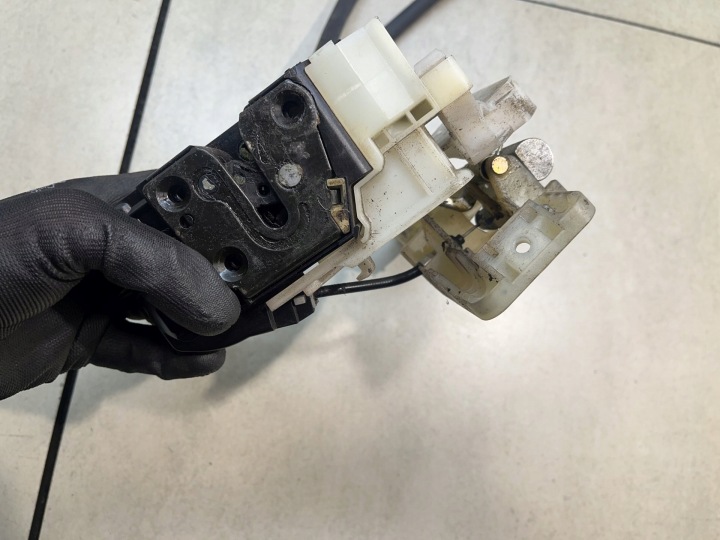 фото №6, Замок дверь правая перед 4pin hyundai sonata iv v6 3.3 813203k010