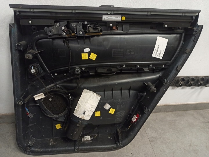 фото №9, Audi q7 4l bose дверна карта (обшивка) права зад 4l0861334