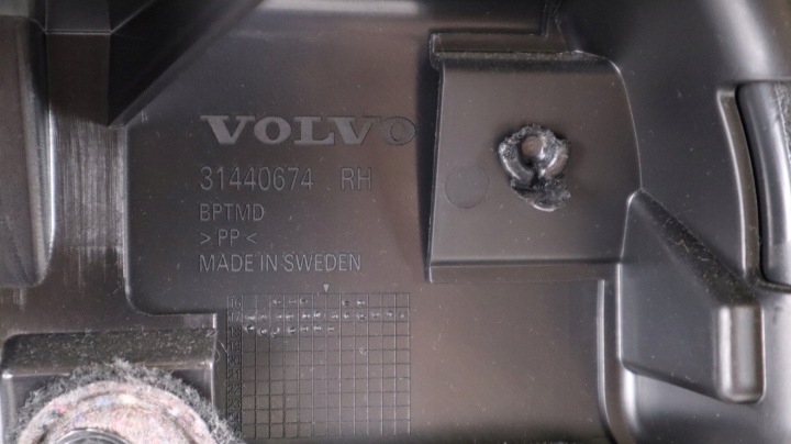 фото №8, Volvo xc60 ii карта багажника права 31440674