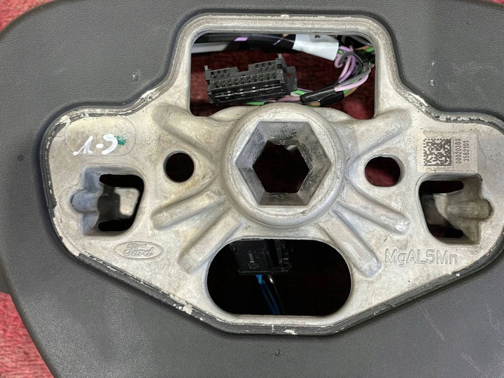 фото №9, Ford kuga mk3 iii 19- focus mk4 iv 18- st-line кермо пелюстки червона