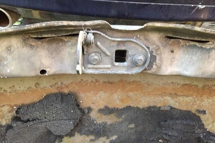 фото №8, Mercedes-benz w123 1982 капот двигуна