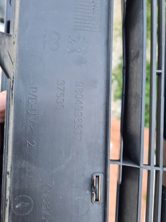 фото №11, Peugeot 308 ii решітка бампера середня 9804996677