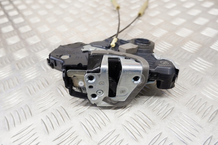 фото №8, Замок правых передних дверь toyota prius plus _w4_ 6903053080 1.8l