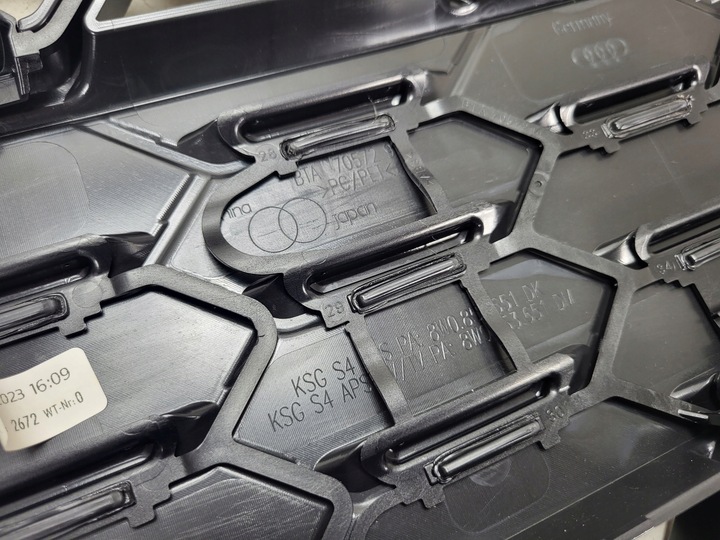 фото №6, Audi s4 a4 b9 рестайлінг 8w решітка радіатора чорний решітка двигуна емблема 8w0853651