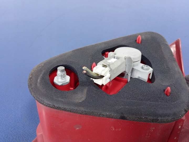 фото №7, Alfa romeo 147 лампа зад левая w крышка багажника 46556346