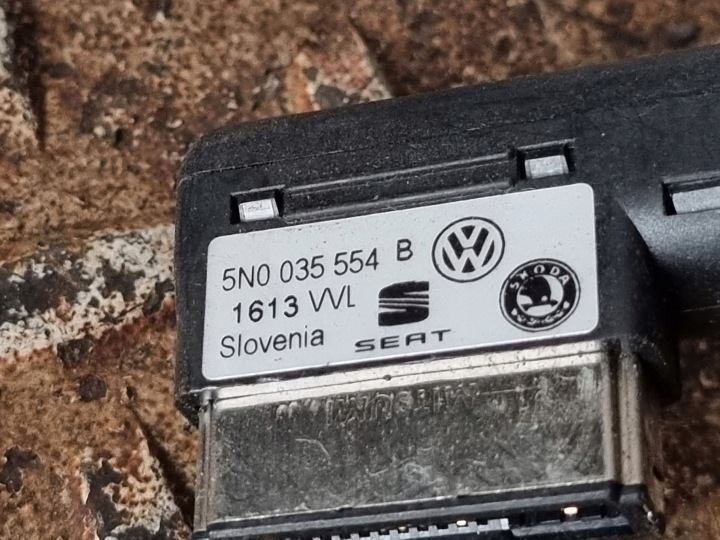 фото №5, 2013 volkswagen golf vii гнездо aux 5g0035222a