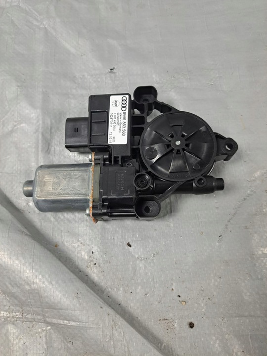 фото №1, Двигунчик привід ролети багажника зад audi a4 b9 8w9863560