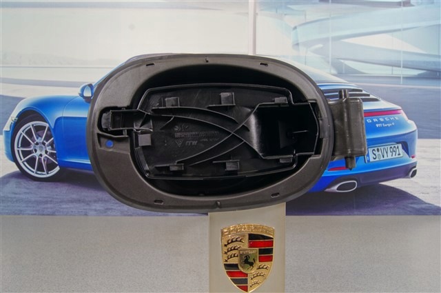 фото №5, Porsche 958 cayenne кришка пального, r