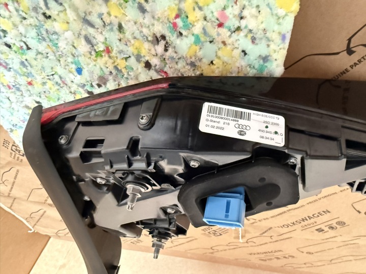 фото №13, Audi a8 d5 4n фара лампи l/p накладка зад oled matrix комплект 4n0945095q 21r