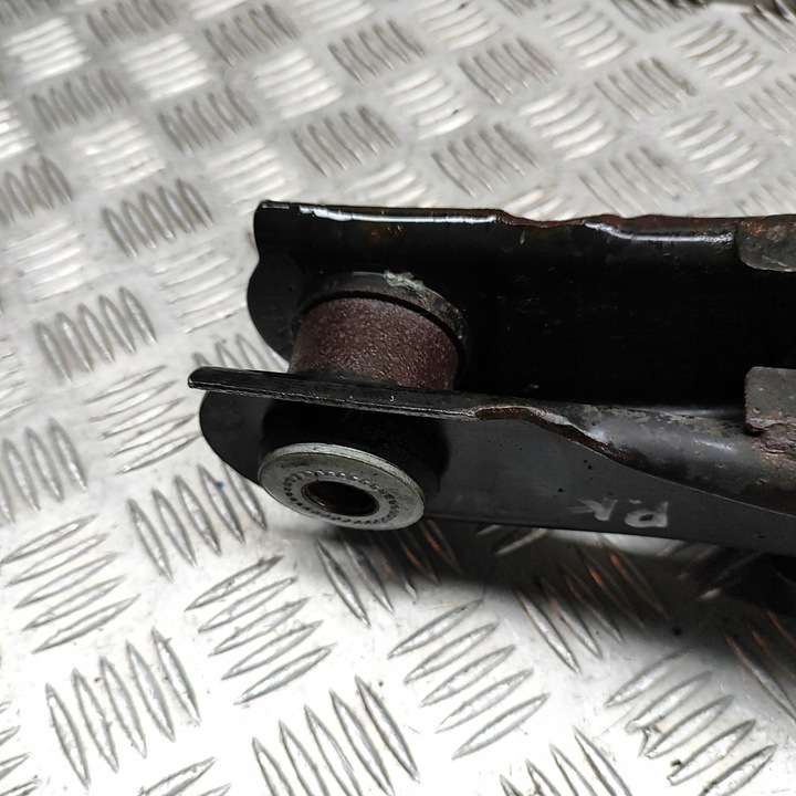 фото №6, Toyota hiace h50, h60, h70 2001 ліва сторона нижній важіль переднє