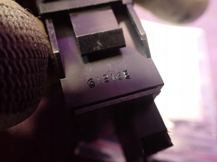 фото №6, Hyundai santa fe ii 2 06- переключатель кнопка обогрева сиденья 61216e