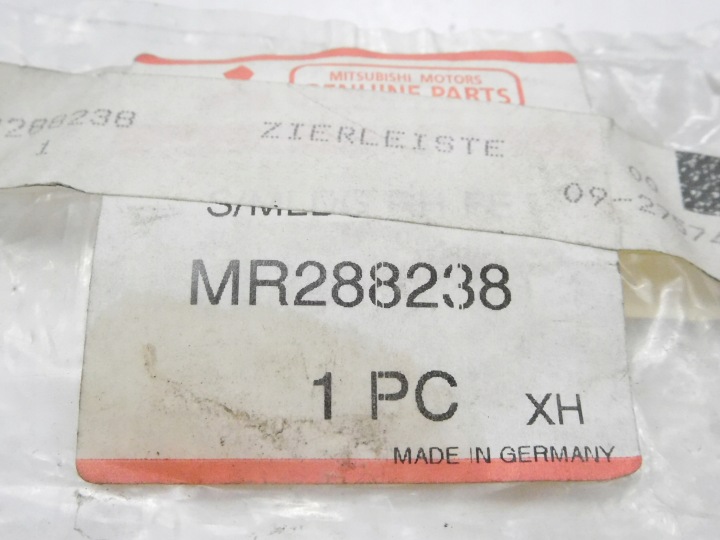 фото №7, Молдинг крыльев правое перед mitsubishi carisma oem номер mr288238