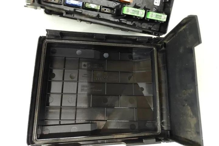 фото №7, Коробка запобіжників vw tiguan 5n_ 3c0937125a 2.0l дизель 103kw 2014