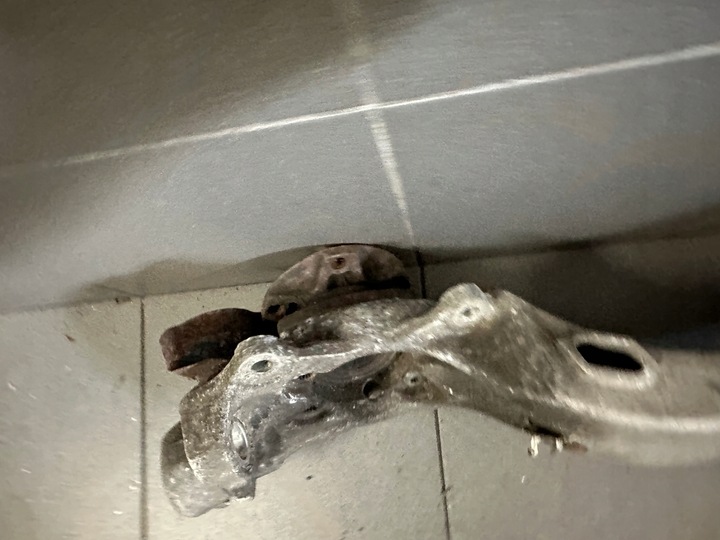 фото №5, Поворотный кулак левый перед audi a8 d2 рестайлинг 4d0407257m wiercona