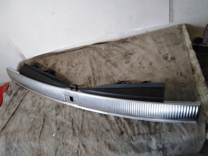 фото №1, Audi q7 защита ремня зад краю багажника 12r евро