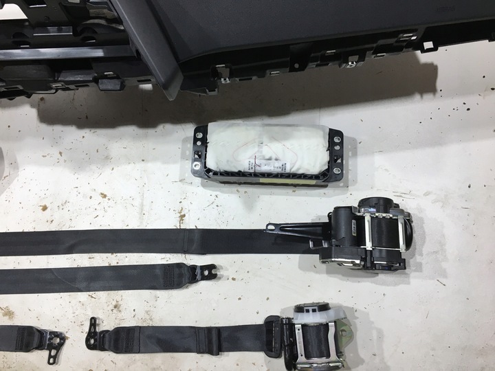 фото №7, Cupra born подушка безопасности панель консоль подушки ремни