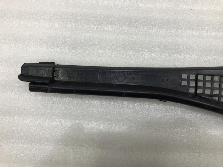 фото №8, Панель под лобовым стеклом левая 8200294316 dacia duster i