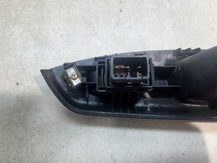 фото №6, Панель управление стёкла левое зад hyundai getz 1.3 935701c010
