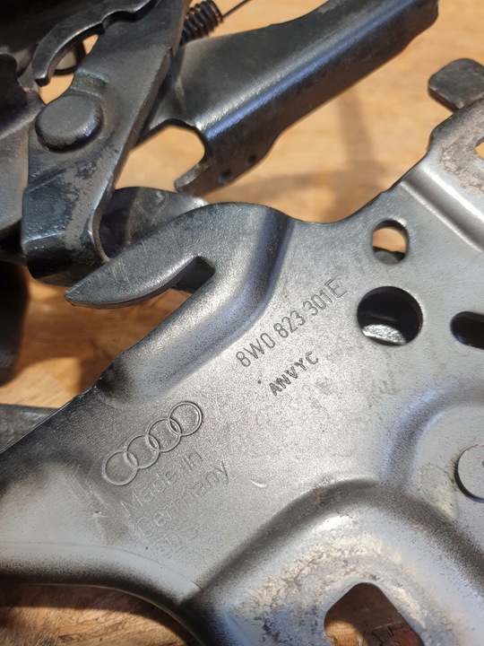фото №5, Audi a4 b9 петля капота лівий патрон / заряд піротехнічний 8w0823301e 8w0823823