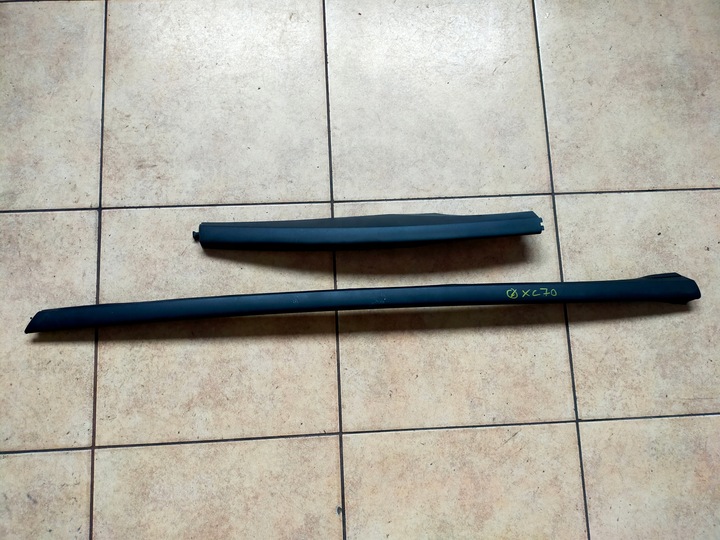 фото №1, Volvo xc70 iii планка прилегла до скла права заглушка