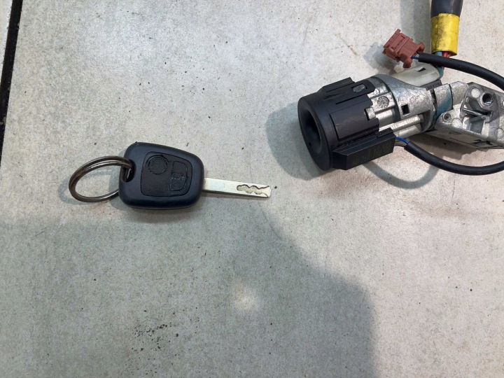 фото №8, Замок зажигания ключ citroen c2 1.4 n0502455