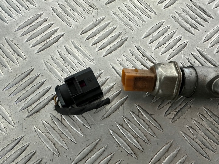 фото №8, Vw skoda 1.6 tdi топливная рейка клапаны штекеры 03l130089b 48b13640a02