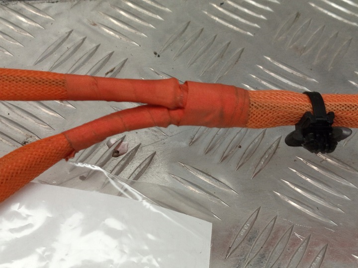 фото №7, Fiat 500e шланг высокого напряжения компрессора кондиционера 52197564