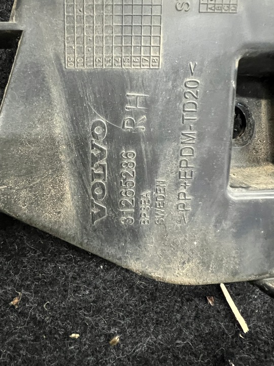 фото №8, Volvo v60 2010-2013r салазки бампера заднего комплект 4 штуки! 31265281...