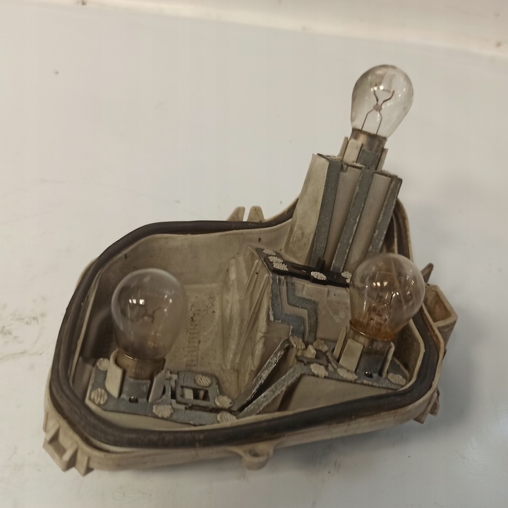 фото №13, Audi a4 b7 вкладка лампи лівий зад 484061l