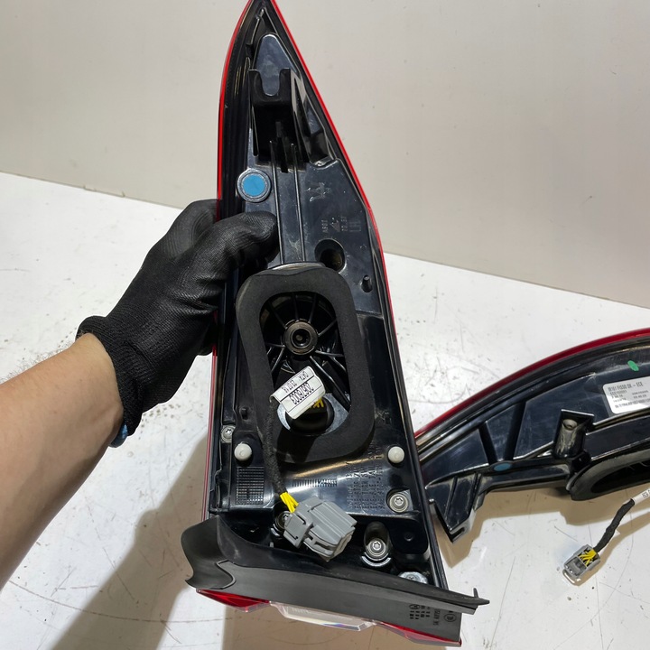 фото №10, Maserati levante лампа задня права крило 20670205 670106830