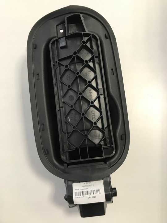 фото №1, Audi a8 вставка кришки заливання пального 4h4809857e