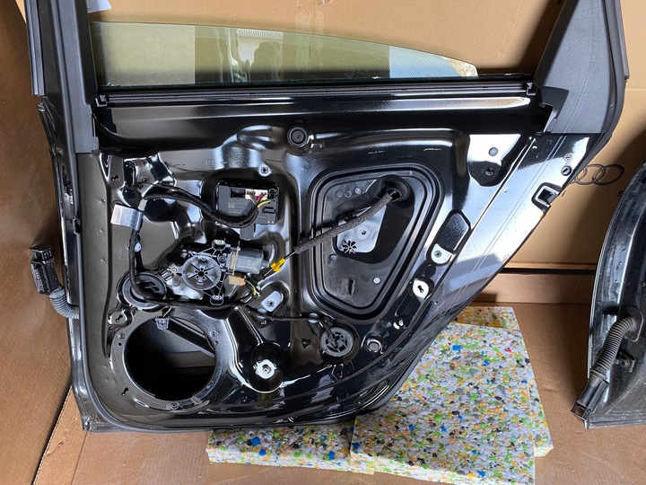 фото №12, Audi a4 b9 8w sedan пара двері праві перед зад w колір ly9t oeoe 60km