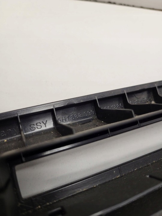 фото №5, Dekor защита рамка туннеля розетка usb volkswagen golf viii 5h1863099