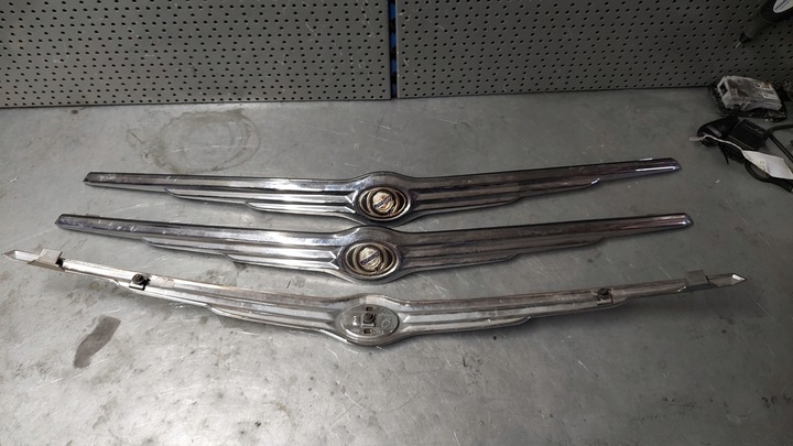 фото №1, Voyager town country 08-10r емблема капота перед