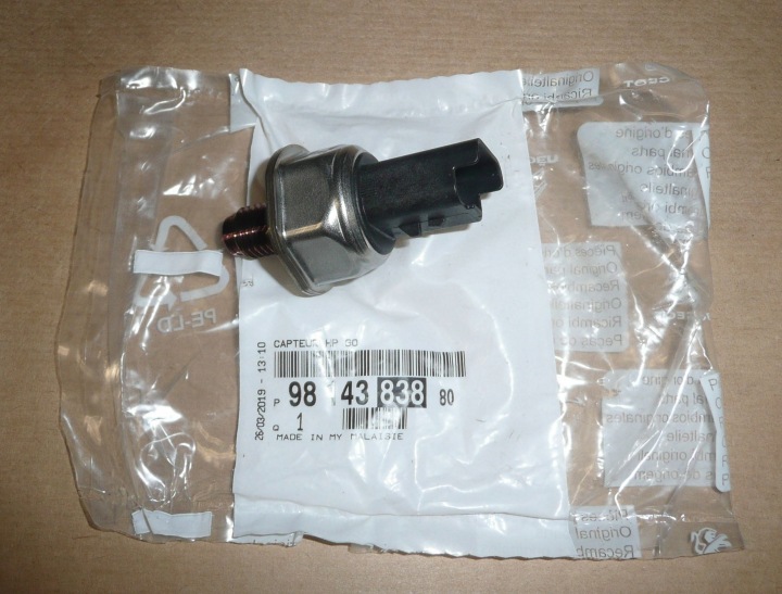 фото №13, Датчик тиску пального citroen peugeot 2.0 hdi oem номер 9814383880