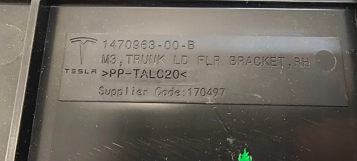 фото №8, Кріплення кронштейн покриття багажника праві tesla модель 3 рестайлінг