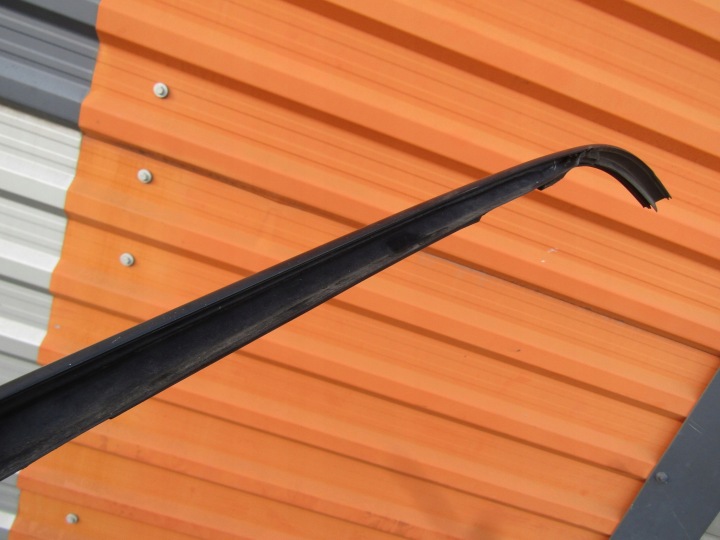 фото №13, 1 mercedes w124 универсал правая молдинг защита стёкла перед na стойка a