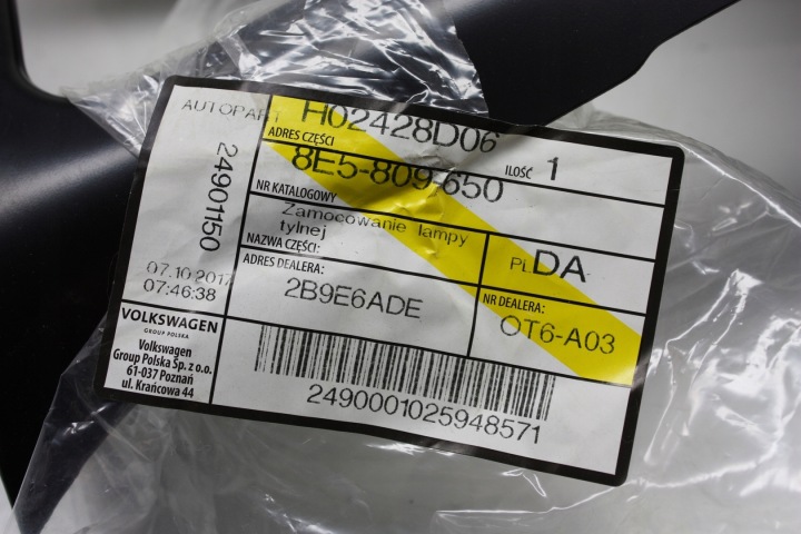 фото №5, Audi a4 b7 обшивка уголок лампы зад 8e5809650
