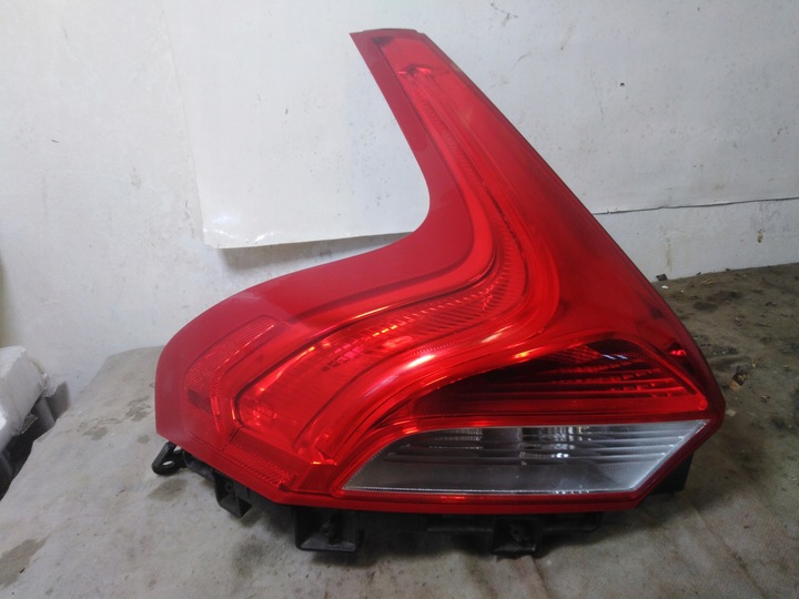 фото №1, Volvo v40 ii рестайлінг лампа лівий зад 16-19r ідеальний стан 18r eu