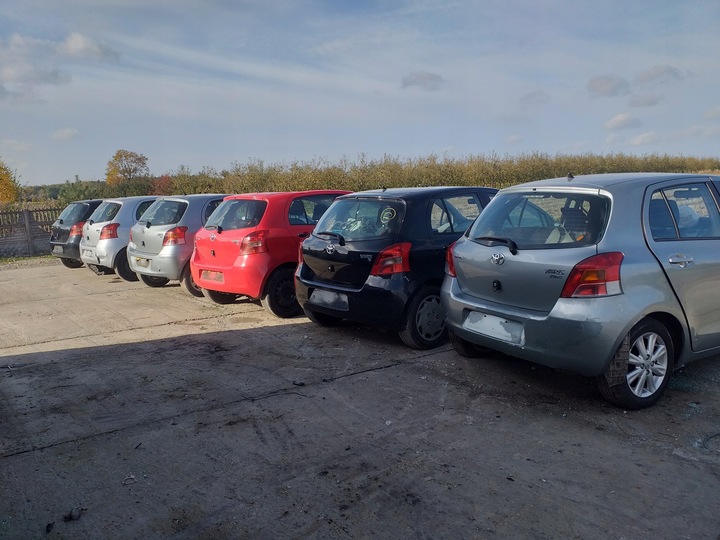фото №8, Toyota yaris i панель под лобовым стеклом пластиковый