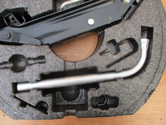 фото №13, Skoda octavia iii вкладка багажника органайзер домкрат ключ 5e0012115j новий